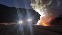 impresionante incendio en moquehue, a la vera de la ruta 11: a una vecina se le prendio fuego el auto impresionante incendio en moquehue, a la vera de la ruta 11: a una vecina se le prendio fuego el auto