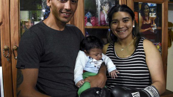 Yonela Sánchez, junto a su esposo Héctor Pajarito Hernández y el nuevo integrante de la familia, Bastian. &nbsp;