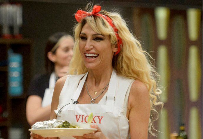 Xipolitakis cocina pizza con Marley: Se cree chef profesional