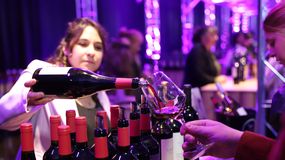 Todo listo para El Salón del Vino: cata libre, bodegas y food trucks en el MNBA | LM Neuquen Todo listo para El Salón del Vino: cata libre, bodegas y food trucks en el MNBA