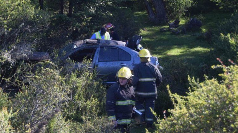 Dos heridos tras un vuelco en la Ruta de los 7 Lagos