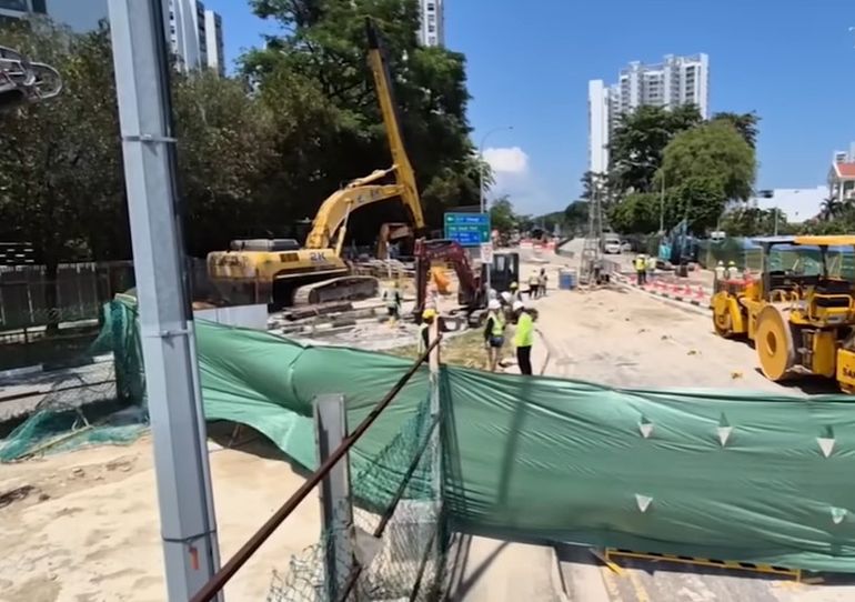 Cerca del lugar donde se generó el socavón en Singapur construían un pozo de 16 metros de profundidad. Cerca del lugar donde se generó el socavón en Singapur construían un pozo de 16 metros de profundidad.