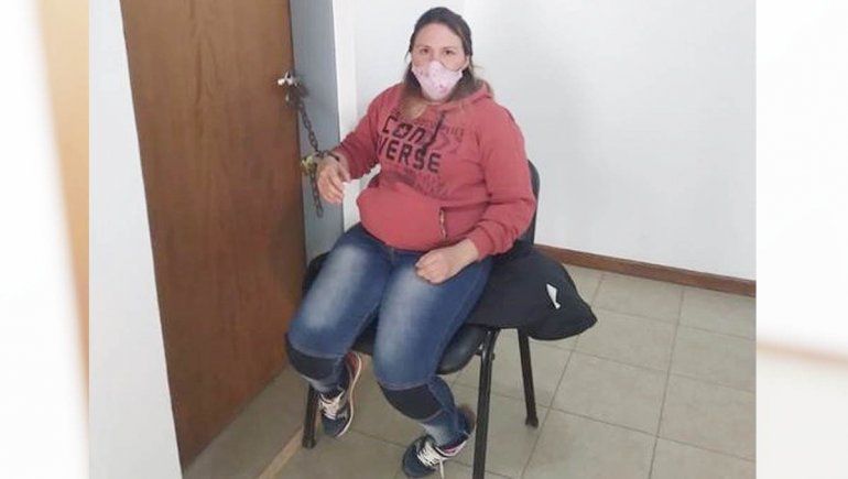 Una madre se encadenó para reclamar por la salud de su hijo