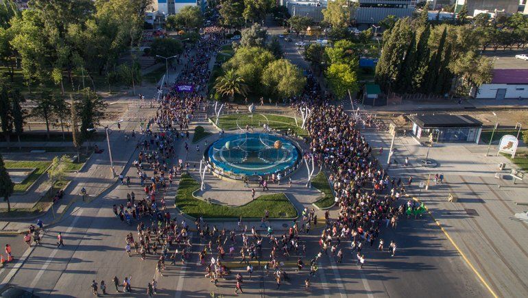 #9M: una multitud marchó por el centro bajo el lema La deuda es con nosotras y nosotres