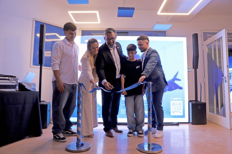 El corte de cinta formalizó la apertura de la nueva inmobiliaria. El corte de cinta formalizó la apertura de la nueva inmobiliaria.