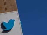 FOTO DE ARCHIVO: El logotipo de Twitter se ve fuera de la sede de la compañía en San Francisco, California, Estados Unidos. 25 de abril, 2022. REUTERS/Carlos Barria/Archivo