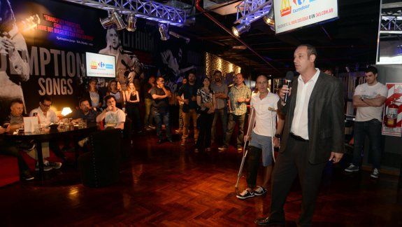 Mariano Thieberger, director adjunto, y Manuel Cuestas, director comercial de LM Neuquén, les dan la bienvenida a los representantes de los comercios que participan de la tarjeta 365.