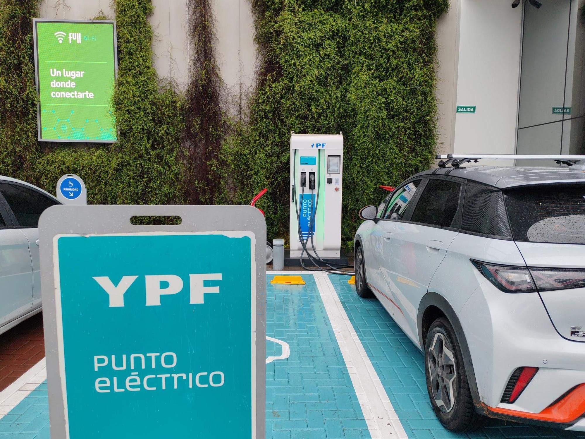 YPF acelera su alianza con Tesla y proyecta corredores eléctricos en toda la Argentina.
