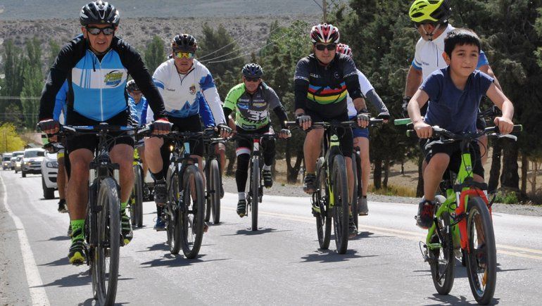 Policías recuerdan a puro pedal a los caídos de la fuerza