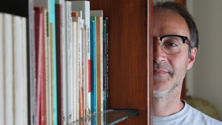 Con pocas luces. El autor opinó que hoy el mercado editorial postula una literatura de calidad mediana. No está mal pero tampoco es descollante. Tiene un piso de rendimiento