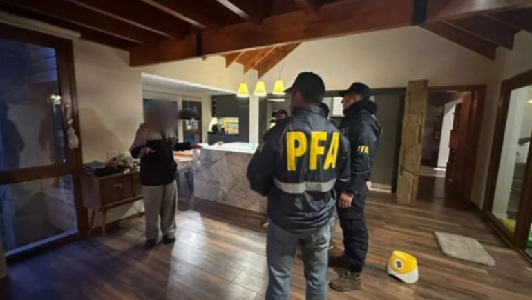 La Policía federal allanó la casa de una pareja de DJs de San Martín de Los Andes.