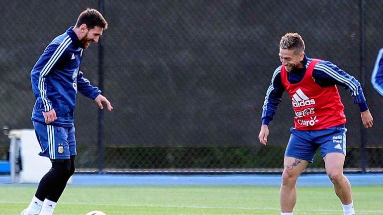 La Pulga y el Papu Gómez disfrutando del entrenamiento en Australia.