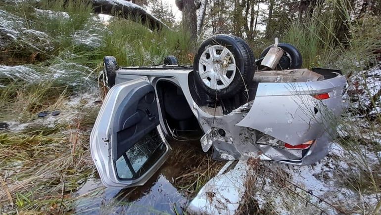 Familia de turistas brasileños volcó cerca de Villa La Angostura