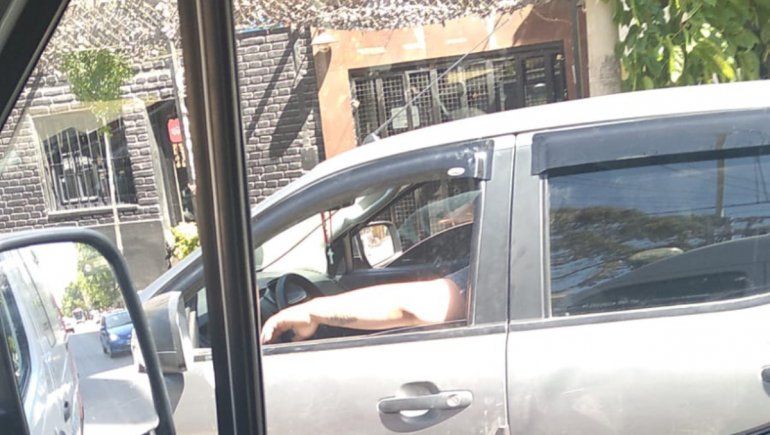 Conductor fuera de sí bloqueó el paso de una ambulancia que iba al hospital: ¡Qué me importa!