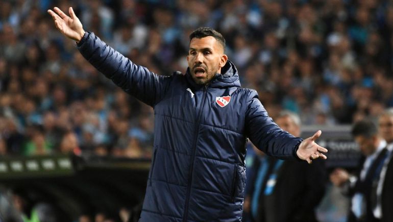 El alocado festejo de Carlos Tevez con los jugadores de Independiente