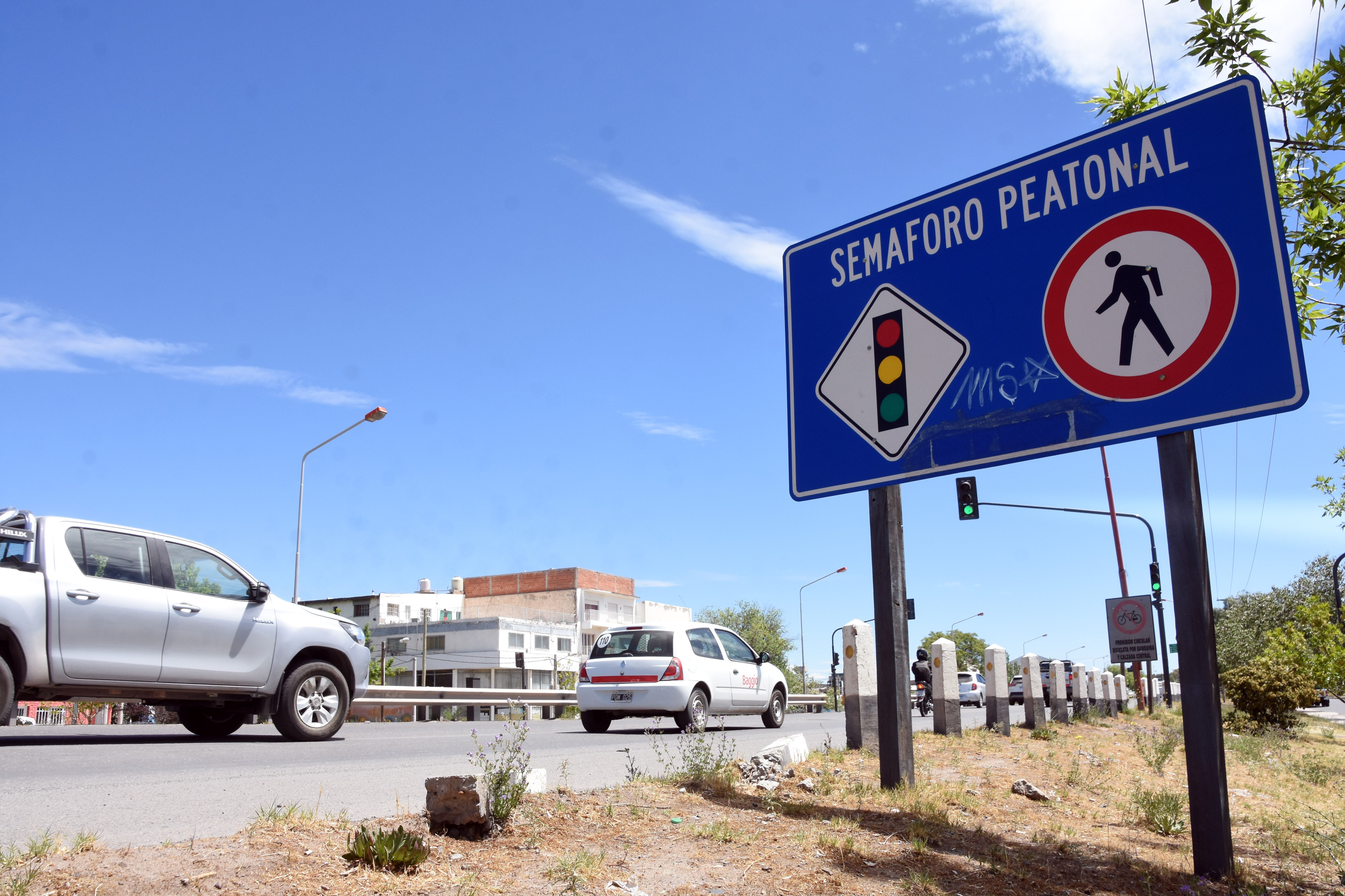 Analizan quitar los semáforos peatonales de la multitrocha