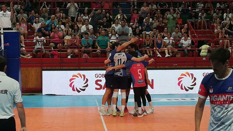 Festejo completo: el Dino ganó y cobrarán el sueldo los jugadores