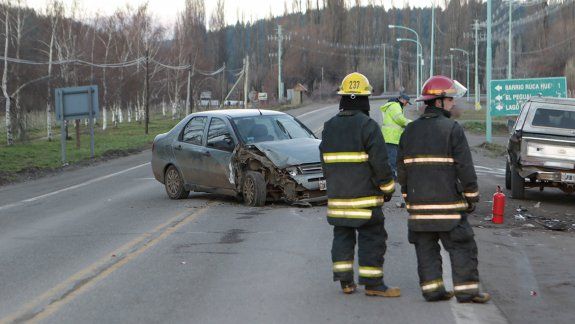 Perdió el control por un pozo y chocó auto estacionado