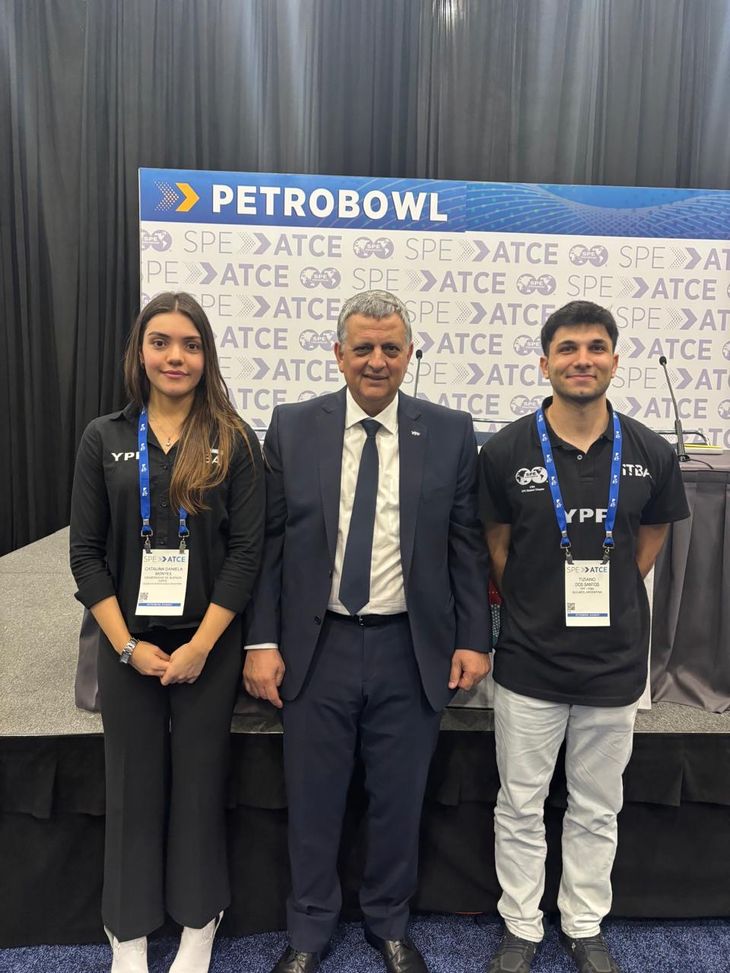 Horacio Marín junto al equipo del ITBA que participó del Mundial de Petróleo. Horacio Marín junto al equipo del ITBA que participó del Mundial de Petróleo.