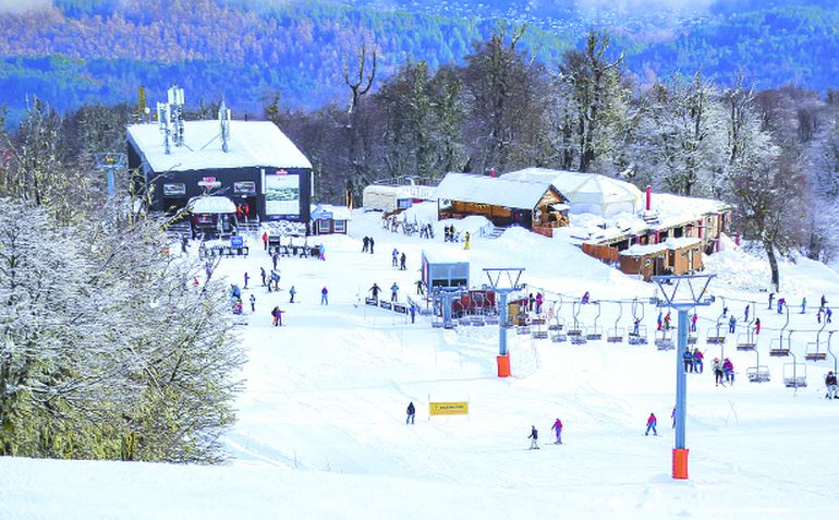 El centro de esquí Chapelco habilitó la zona intermedia para esquiar.