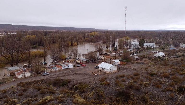 Sauzal Bonito y las viviendas a orillas del río Neuquén. Sauzal Bonito y las viviendas a orillas del río Neuquén.
