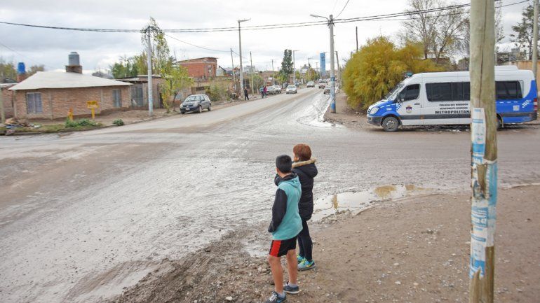Le balearon la casa por robarle la novia a otro adolescente