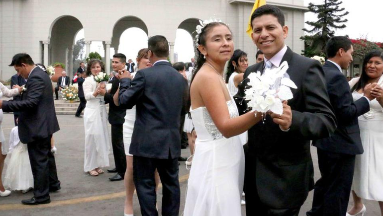 La iglesia evangélica busca incentivar el matrimonio con una boda masiva