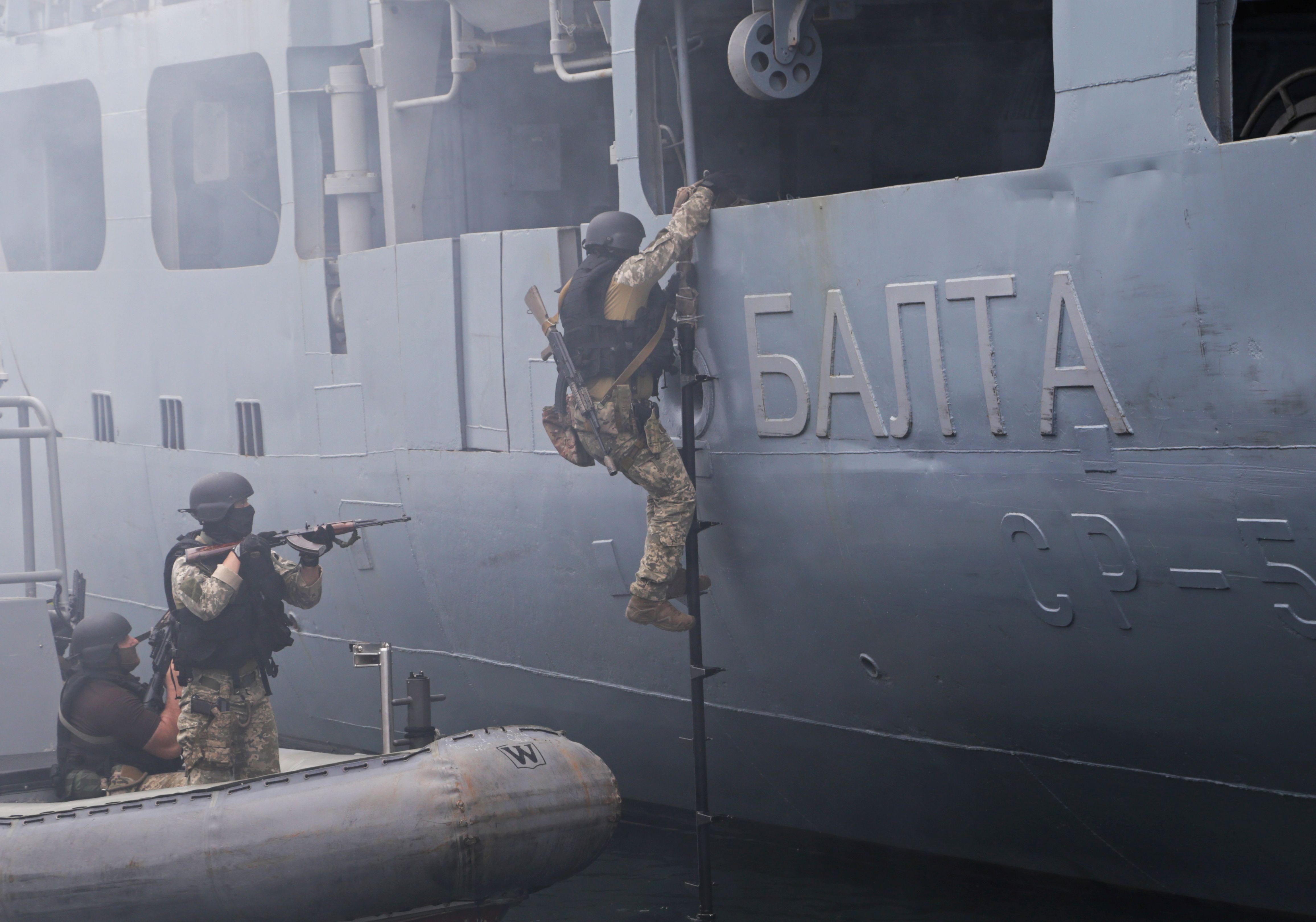 Miembros de las fuerzas de operaciones especiales de la Armada ucraniana suben a bordo del buque de desmagnetización Balta durante los simulacros militares Sea Breeze 2021 en el puerto del Mar Negro
