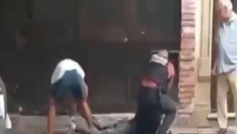 Un ladrón le robó a otro ladrón que estaba siendo detenido