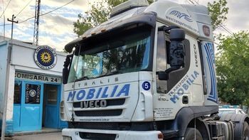 El camión marca Iveco fue identificado en la calle Maestro Espinosa y Mosconi. El camión marca Iveco fue identificado en la calle Maestro Espinosa y Mosconi.
