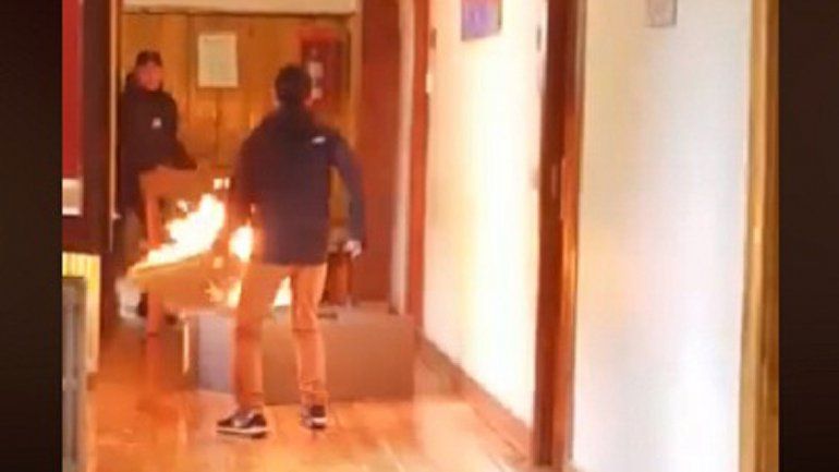 Lo despidieron y quiso prender fuego la municipalidad de Bariloche