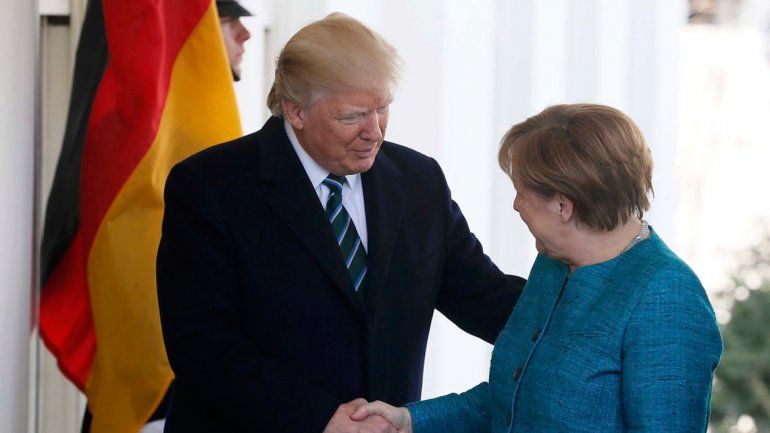 Trump le tiró un palito a Merkel en su primer encuentro
