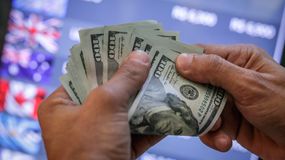 El dólar blue y el MEP vuelven a caer