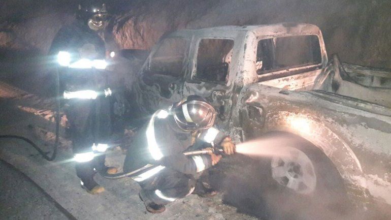 Susto en Junín por una camioneta que se incendió por completo