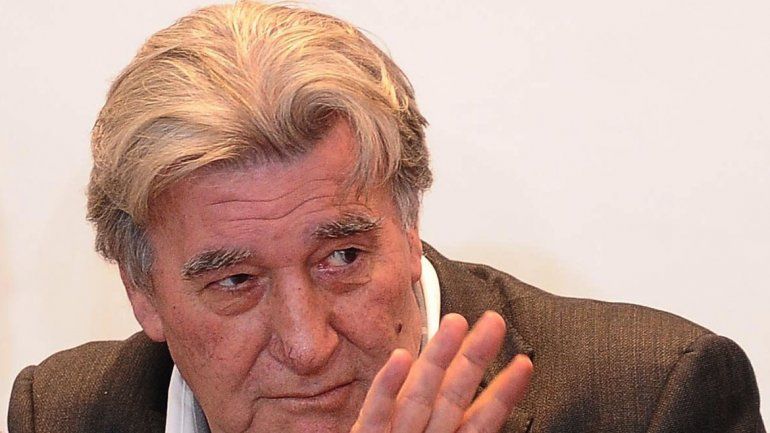 El hombre fuerte del fútbol argentino viajará a España para buscar una salida.