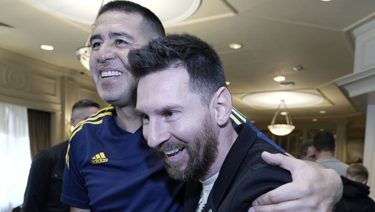 Román y Lionel en el hotel, antes del partido despedida de Riquelme.&nbsp;