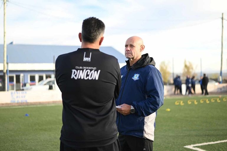 Las primeras imágenes de Botella con la ropa de Deportivo Rincón. 