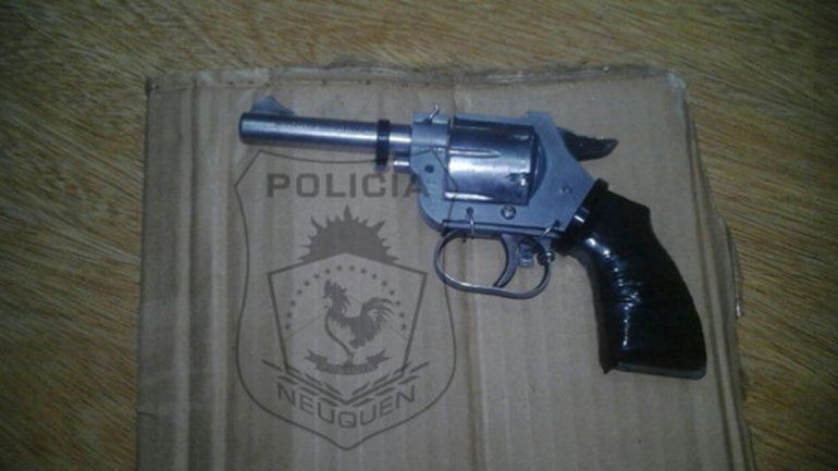 Un joven huyó y tiró un arma pero la Policía logró atraparlo