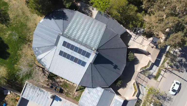 Instalaron paneles solares en la parroquia de Centenario