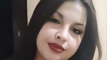 una joven murio atropellada, quedo arriba del techo de un auto y el conductor no se dio cuenta