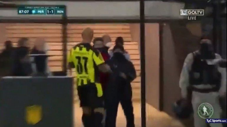 Nahuelpán ingresa al vestuario donde se dieron con todo.