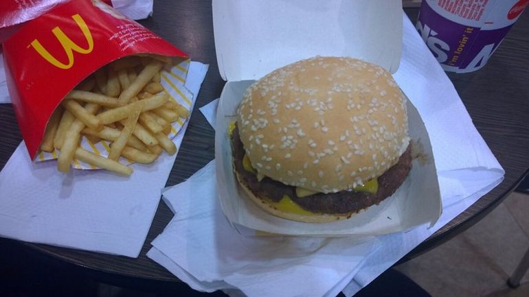 Estaba almorzando y murió atragantado en un local de comida rápida