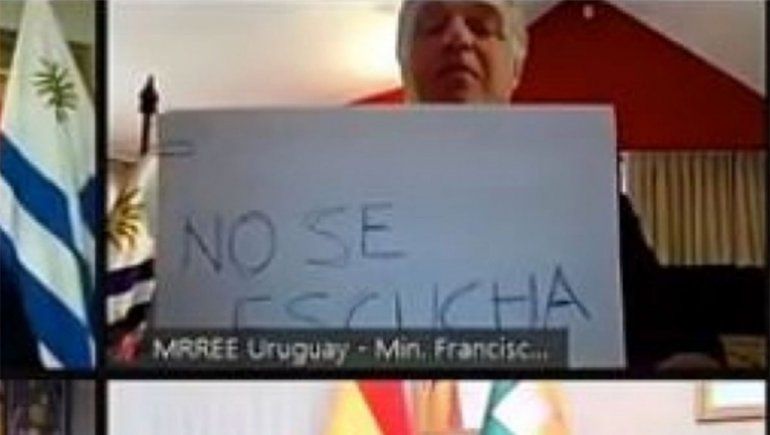 El cartel del canciller uruguayo en una cumbre virtual