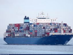 El buque Maersk Saltoro con su carga completa navega por el pacífico. El buque Maersk Saltoro con su carga completa navega por el pacífico.