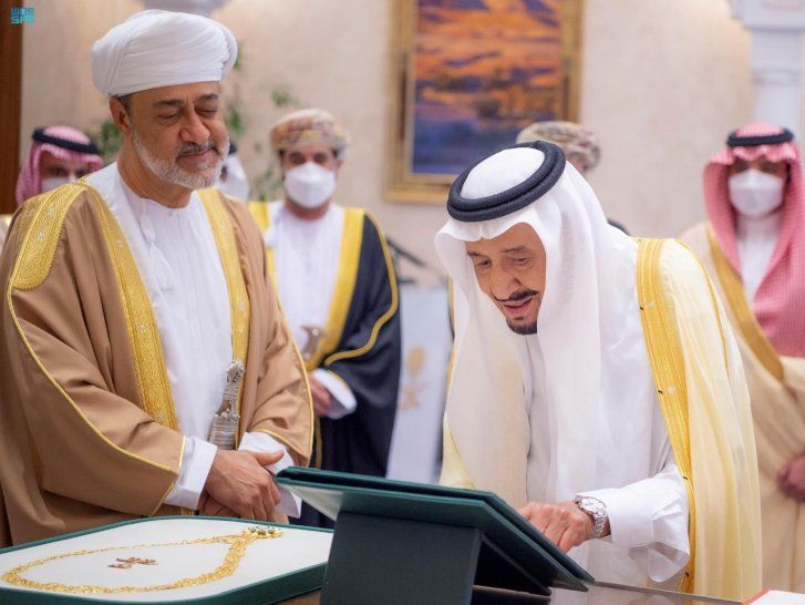 El rey saudí Salman bin Abdulaziz (dcha) y el sultán de Omán. Haitham bin Tariq, intercambian regalos en el Palacio Real en Neom, Arabia Saudita. 11 julio 2021. Saudi Press Agency/entrega vía Reuters.