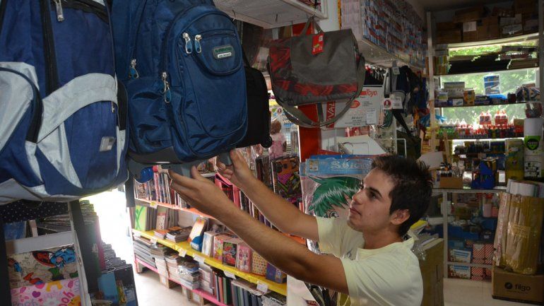 Los padres ya empezaron a consultar y comprar los útiles para el inicio de clases de sus hijos.