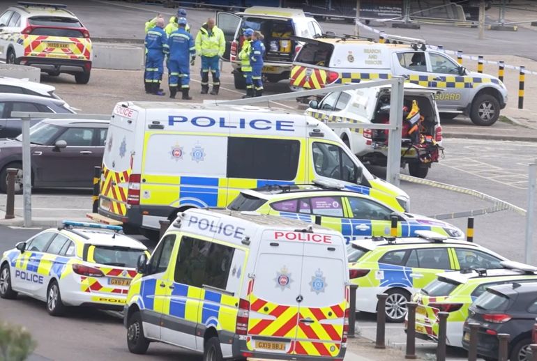 Los servicios de emergencia iniciaron una operación de rescate a gran escala sobre la costa de Inglaterra. Los servicios de emergencia iniciaron una operación de rescate a gran escala sobre la costa de Inglaterra.