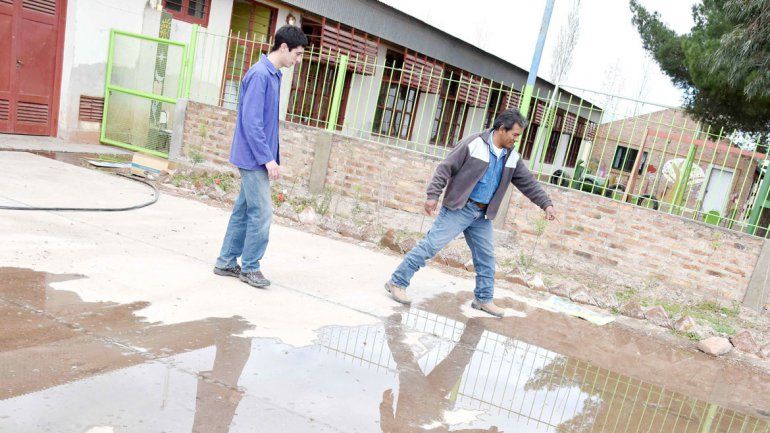 En las escuelas 266 y 92 la caída de partes del cielorraso en los pasillos obligó a suspender las clases en la jornada de ayer por cuestiones de seguridad. También en la 266