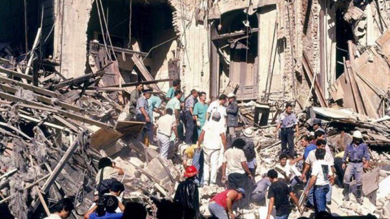 Los rescatistas entre los escombros del edificio de Barrio Norte.