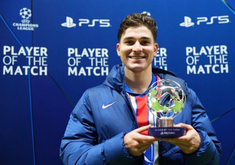 Julián Álvarez recibió el premio al mejor jugador del partido